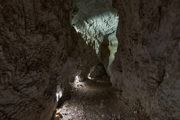 石灰岩の山々に様々な洞窟 — ストック写真