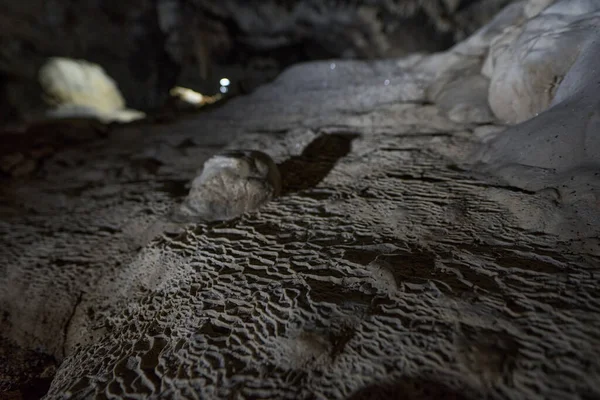 Barlang Különböző Barlangokkal Mészkő Hegyekben — Stock Fotó