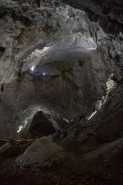 石灰岩山上有各种尖塔的洞穴 — 图库照片
