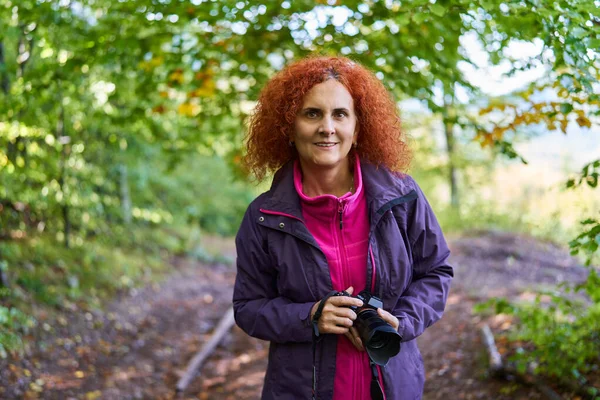 Zrzavá Žena Kudrnatými Vlasy Kamerou Turistika Stezce Horském Lese — Stock fotografie