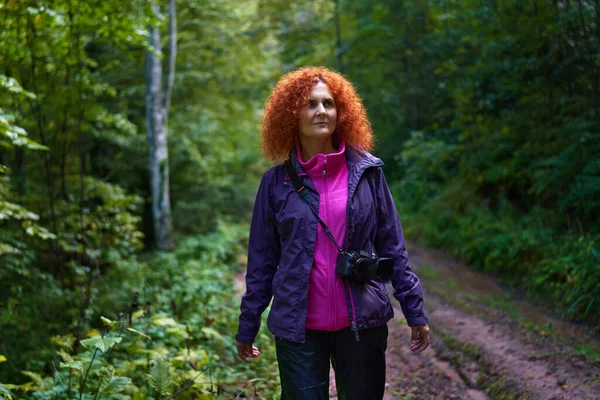 Рыжая Женщина Вьющимися Волосами Камерой Путешествующая Тропе Горном Лесу — стоковое фото