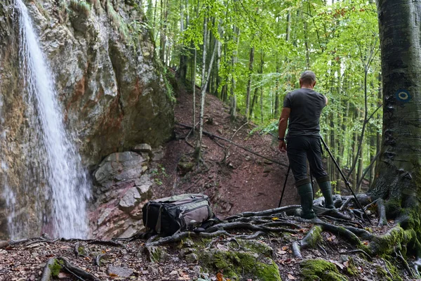 Profesionální Fotograf Přírody Kamerou Batohem Vodopádu Horském Lese — Stock fotografie