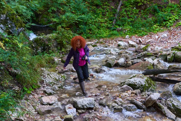 Mulher Ruiva Com Cabelo Encaracolado Câmera Caminhadas Uma Trilha Floresta — Fotografia de Stock