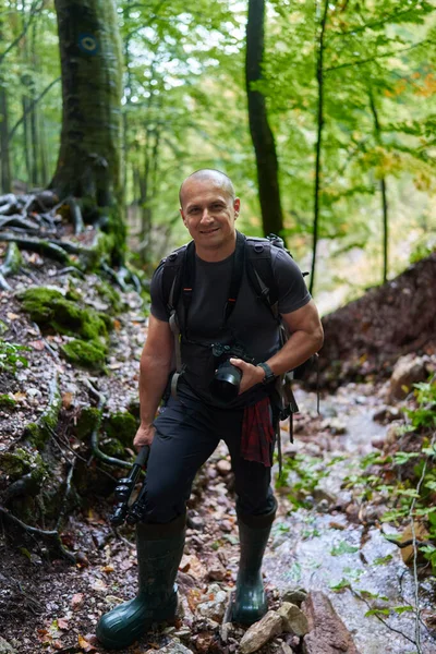 Profesyonel Doğa Fotoğrafçısı Dağ Ormanlarında Kamera Sırt Çantasıyla Yürüyüş Yapıyor — Stok fotoğraf