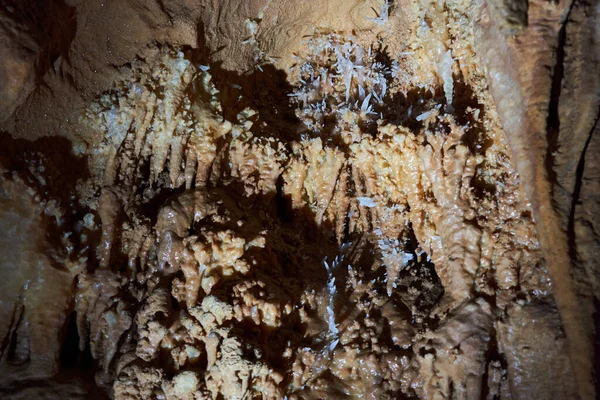 버려진 광산의한 동굴에 고생대에 납골당 — 스톡 사진