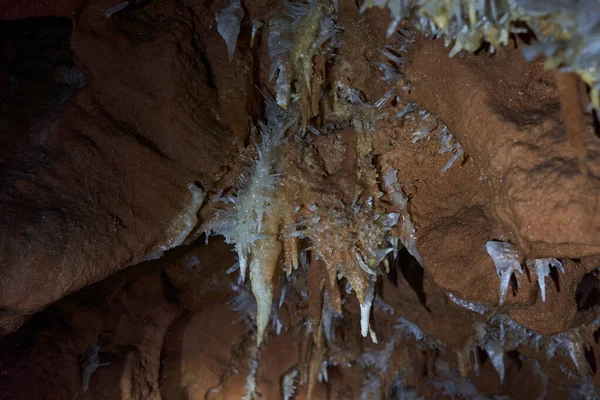 Cristais Vários Espeleotemas Numa Caverna Numa Mina Abandonada — Fotografia de Stock