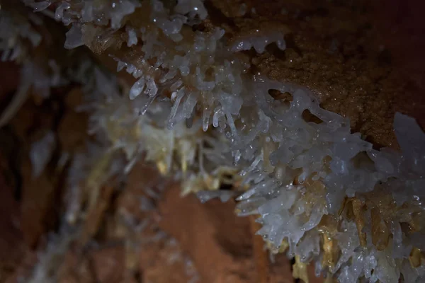 Cristaux Sur Divers Spéléothèmes Dans Une Grotte Dans Une Mine — Photo