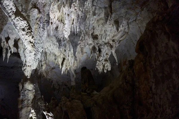 Grotte Avec Divers Spéléothèmes Dans Les Montagnes Calcaire — Photo