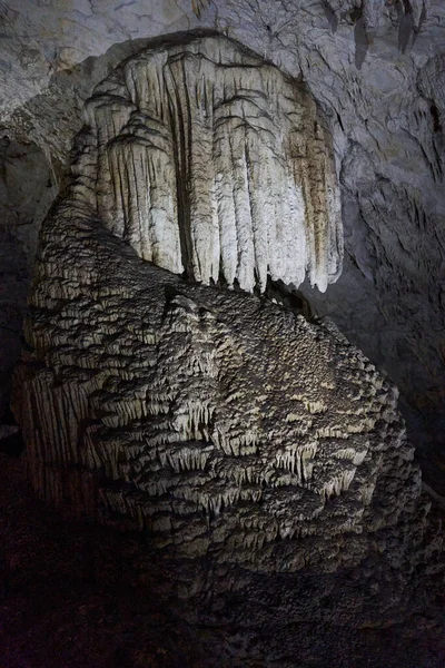 Hule Med Forskellige Speleothems Kalksten Bjerge - Stock-foto