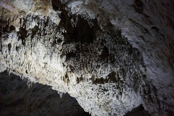 Kireçtaşı Dağlarında Çeşitli Dalgalanıklar Olan Mağara — Stok fotoğraf