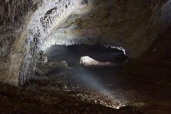 Barlang Különböző Barlangokkal Mészkő Hegyekben — Stock Fotó