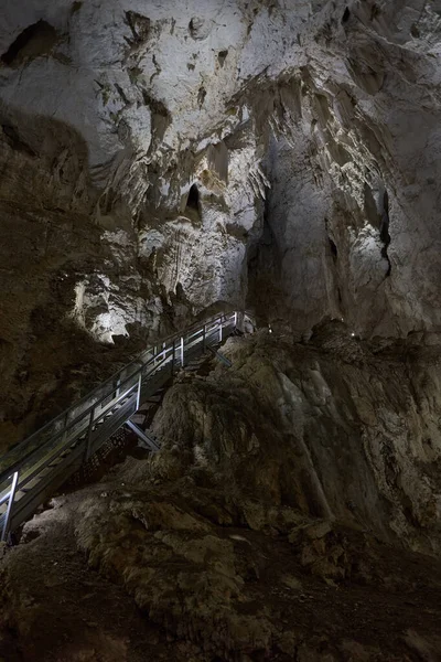 石灰岩山上有各种尖塔的洞穴 图库照片