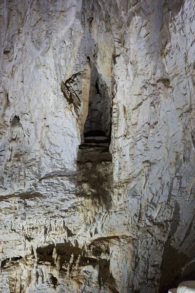 石灰岩山上有各种尖塔的洞穴 免版税图库图片