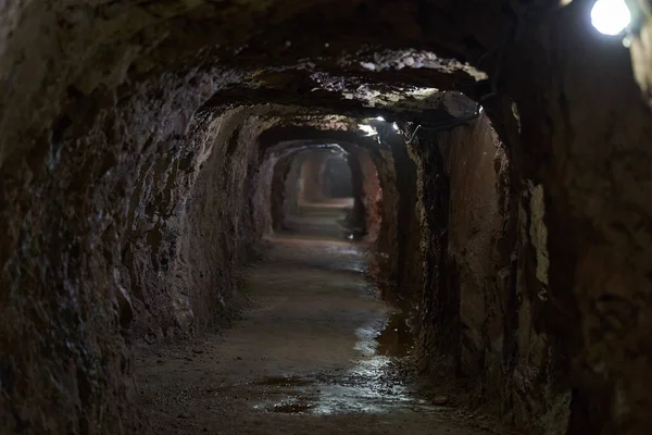 一个废弃矿山的地下照明隧道 — 图库照片