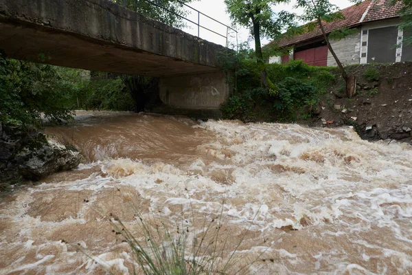 Inondazioni Fluviali Con Acque Fangose Che Creano Rapide Onde — Foto Stock