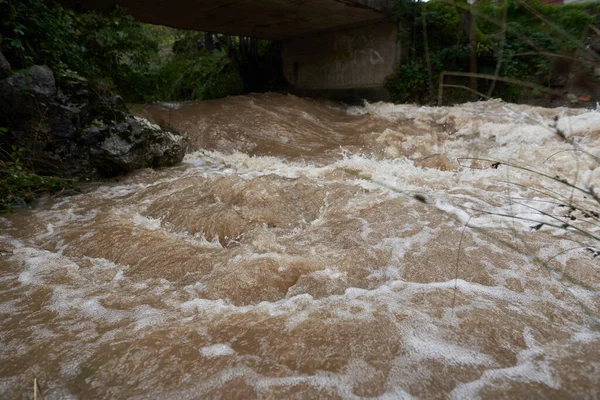 河水泛滥 泥泞的水造成急流和波浪 — 图库照片