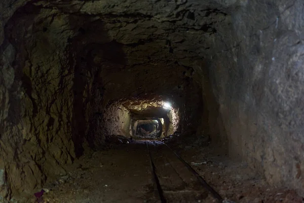 Verlichte Tunnel Ondergronds Van Een Verlaten Mijn — Stockfoto