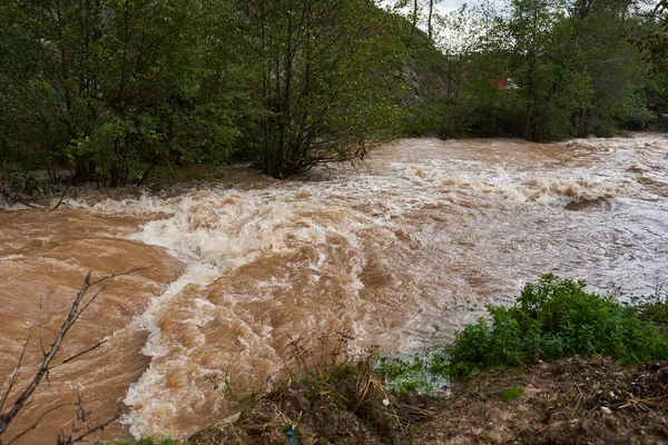 Rivieroverstromingen Met Modderig Water Waardoor Stroomversnellingen Golven Ontstaan — Stockfoto