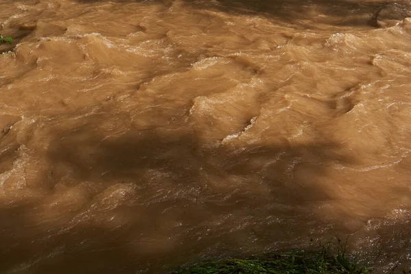 Flussüberschwemmungen Mit Schlammigem Wasser Machen Stromschnellen Und Wellen — Stockfoto