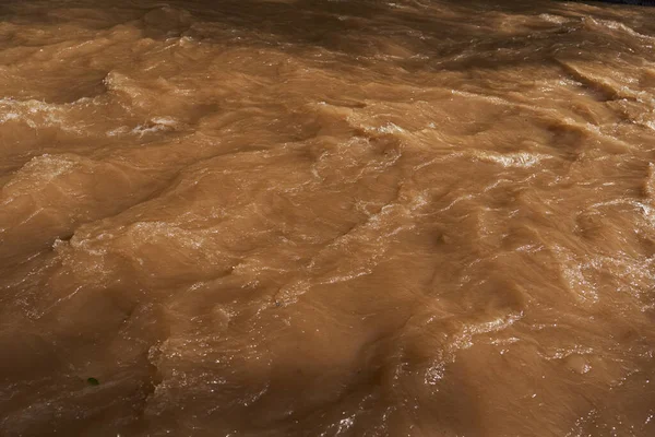 Flodöversvämning Med Lerigt Vatten Som Gör Forsar Och Vågor — Stockfoto