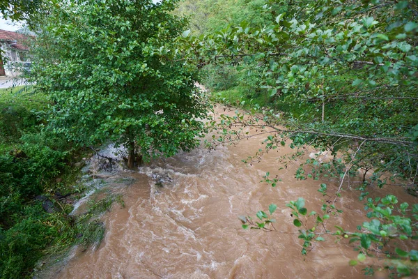 Inondazioni Fluviali Con Acque Fangose Che Creano Rapide Onde Foto Stock Royalty Free