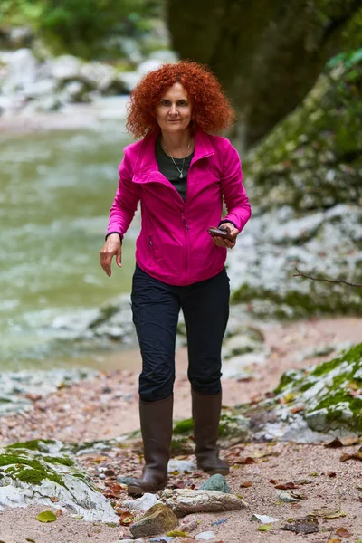 Wanderin Mit Lockigem Roten Haar Sammelt Bunte Kieselsteine Flussufer — Stockfoto