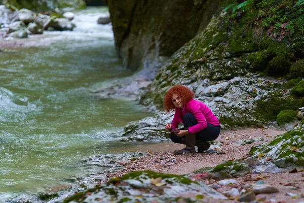 Mujer Excursionista Con Pelo Rojo Rizado Recogiendo Guijarros Colores Orilla —  Fotos de Stock