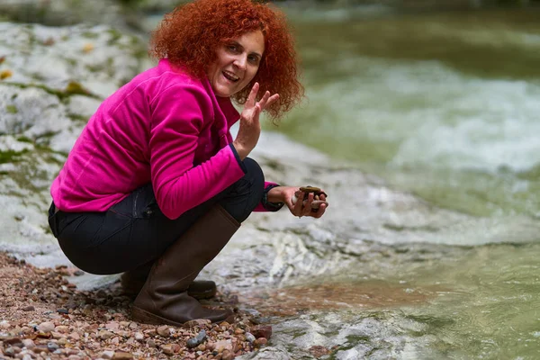Woman Hiker Curly Red Hair Collecting Colorful Pebbles River Bank — Stock Photo, Image