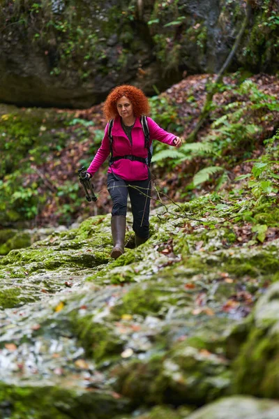 Mulher Com Cabelo Encaracolado Vermelho Fotógrafo Natureza Com Câmera Caminhadas — Fotografia de Stock