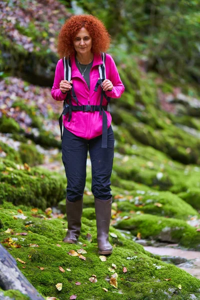 Curly Ryšavý Žena Turistika Divokém Lese — Stock fotografie