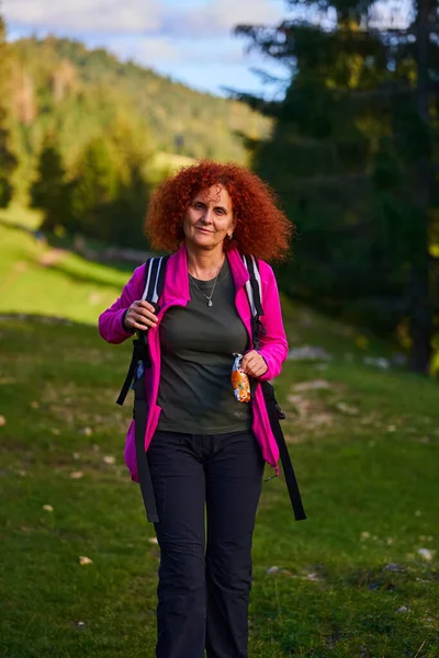 Curly Ryšavý Žena Turistika Divokém Lese — Stock fotografie