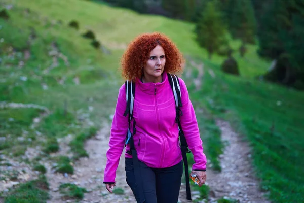 Curly Ruiva Mulher Caminhadas Floresta Selvagem — Fotografia de Stock