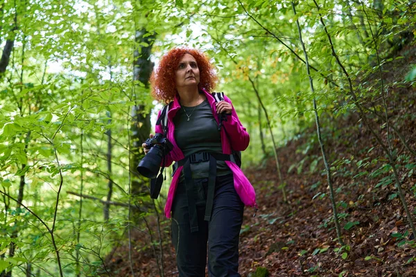 Mulher Com Cabelo Encaracolado Vermelho Fotógrafo Natureza Com Câmera Caminhadas — Fotografia de Stock