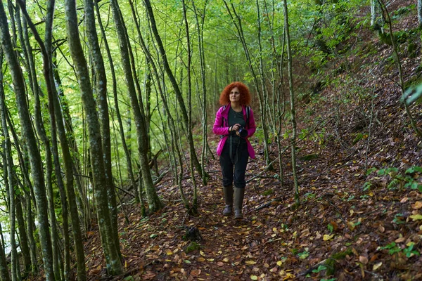 Женщина Вьющимися Рыжими Волосами Фотограф Природа Камерой Гуляющая Лесу — стоковое фото
