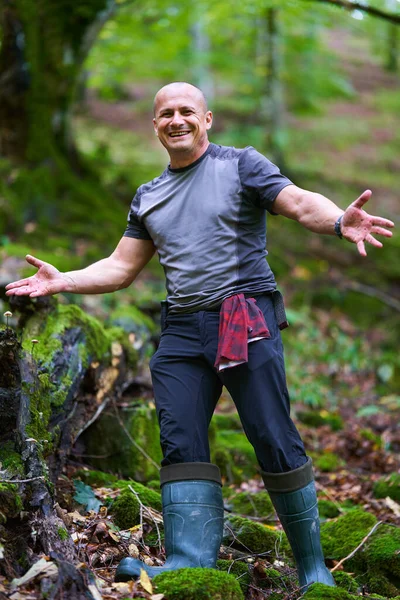 Erfahrener Wanderer Auf Einem Wanderweg Durch Einen Alten Saftigen Wald — Stockfoto