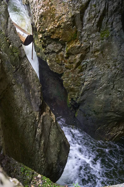 Καταρράκτης Σπηλιά Καρστικό Σύστημα Ασβεστολιθικά Βουνά — Φωτογραφία Αρχείου