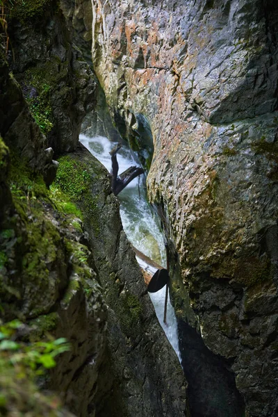 Wasserfall Einer Höhle Einem Karstsystem Kalksteinbergen — Stockfoto