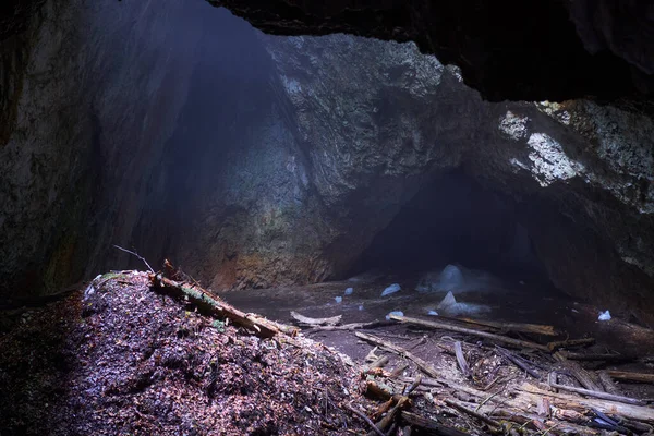 Gletscher Einer Höhle Mit Einer Öffnung Dach Die Sonnenstrahlen Hereinlässt — Stockfoto