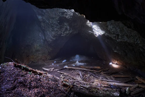 Gleccser Egy Barlangban Nyílással Tetőn Beengedi Napsugarakat — Stock Fotó