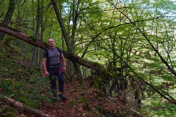 Caminhante Experiente Fazendo Seu Caminho Através Uma Antiga Floresta Exuberante — Fotografia de Stock