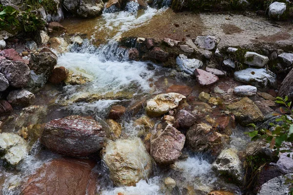 雨后山中流水湍急的河流 — 图库照片