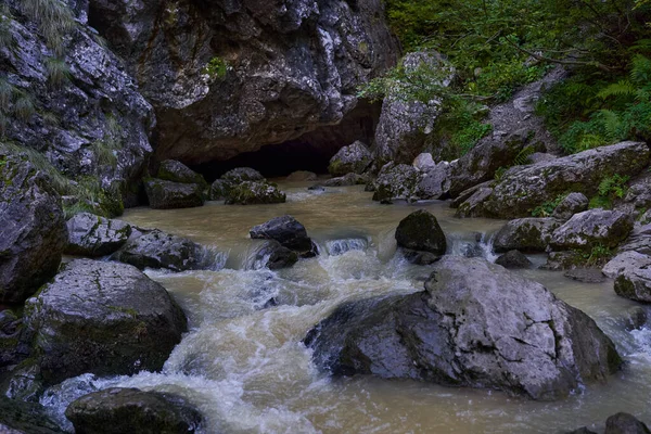 山の中のカルスト地形の陥没穴と吸殻のある風景 地下に流れる排水網 — ストック写真