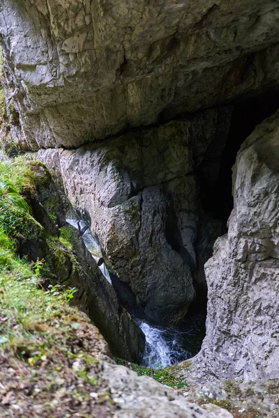 Vízesés Egy Barlangban Egy Karsztos Rendszerben Mészkő Hegyekben — Stock Fotó