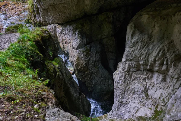 石灰岩山脉岩溶系统中的洞穴瀑布 — 图库照片