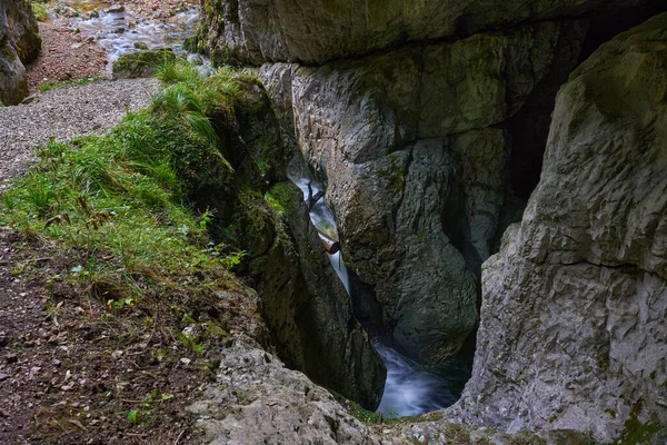 石灰岩山脉岩溶系统中的洞穴瀑布 — 图库照片