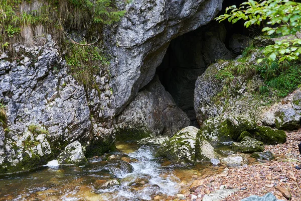 Fiume Che Scorre Una Grotta Sistema Carsico Tra Montagne Calcaree — Foto Stock