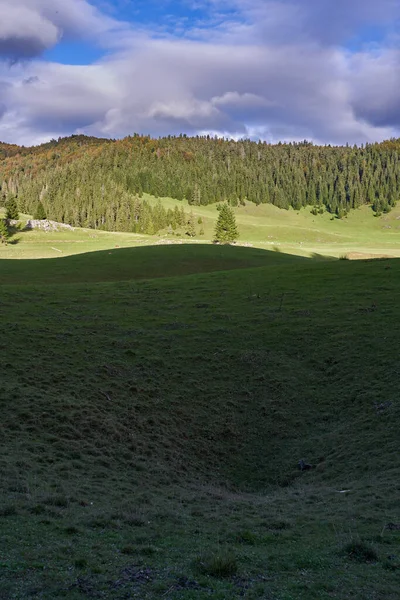 Paisagem Com Sumidouros Ventosas Sistema Cárstico Nas Montanhas Uma Rede Fotos De Bancos De Imagens