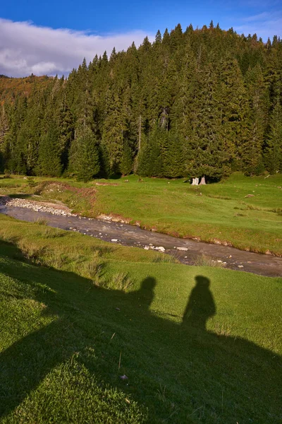 Příroda Fotograf Turista Stín Trávě Při Turistice Horách Stock Snímky