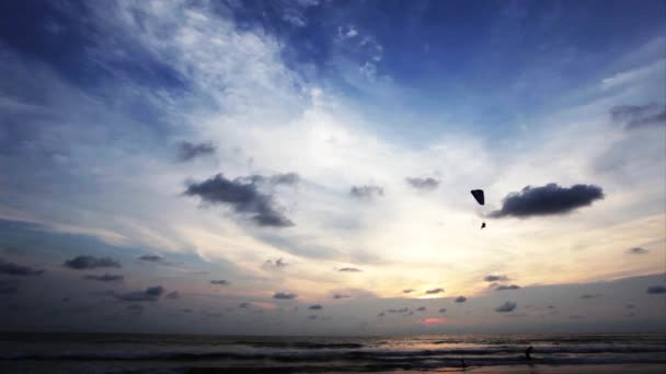 Deniz üzerinde yamaç paraşütü — Stok video