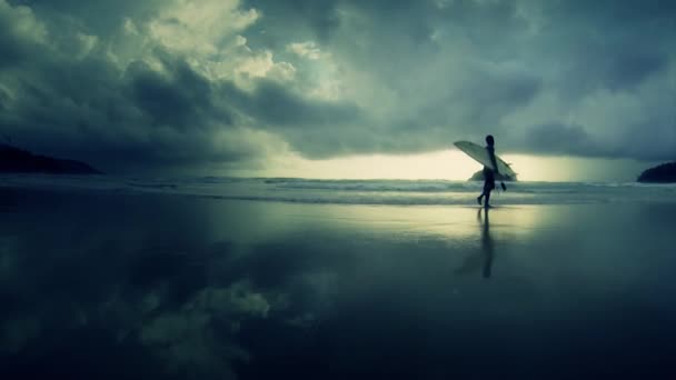 Surfista caminando por el agua — Vídeos de Stock